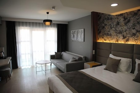 2 habitaciones, caja de seguridad en la habitación y escritorio
