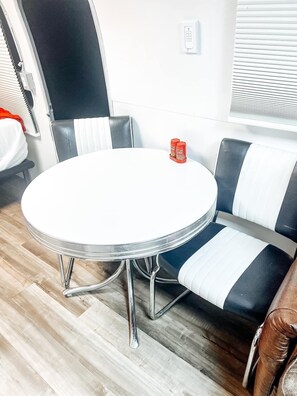 Dining - Coke and a Smile close to Rocker B w/ hot tub (Graford)