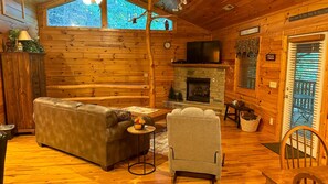 Smart TV, fireplace - HIDDEN HEART - Secluded Hideaway Close To Attractions In The Smoky Mountains!! (Sevierville)