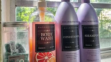 SĂšche-cheveux, serviettes fournies, savon, shampoing