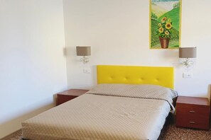 1 bedroom, desk, iron/ironing board, WiFi