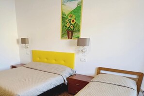 1 soverom, skrivebord, strykejern/-brett og wi-fi