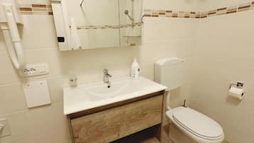 Douche, articles de toilette écologiques, sèche-cheveux