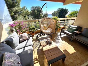 Property grounds - Designer apartment in a green setting overlooking the bay of Nice (Nice)