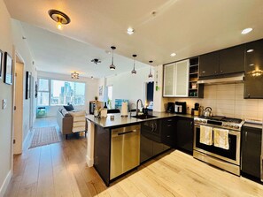 Kühlschrank, Mikrowelle, Ofen, Herdplatte