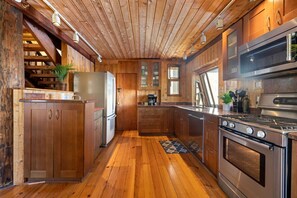 雪櫃、微波爐、焗爐、爐具