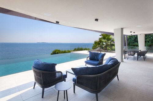 Villa Grace with Pool on the Lake