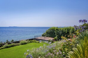 Property grounds - Villa Grace with Pool on the Lake (Manerba del Garda)