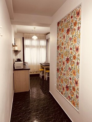 Apartamento família, vista para o pátio | Cozinha privada | Geladeira grande, micro-ondas, fogão, cafeteira/chaleira