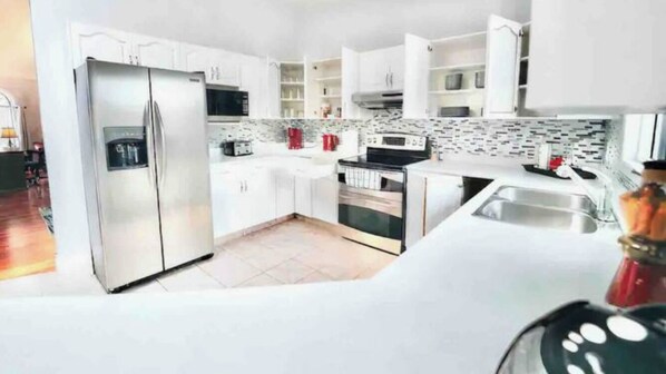 Private kitchen - The Castle Stay - Enormous backyard, Pool table, jetted tub. (Edmonton)