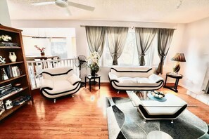 Living area - The Castle Stay - Enormous backyard, Pool table, jetted tub. (Edmonton)