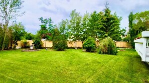 Property grounds - The Castle Stay - Enormous backyard, Pool table, jetted tub. (Edmonton)