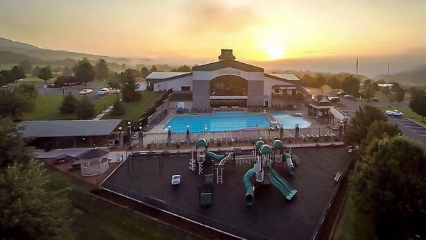 Pool - Partial Kitchen, King Bed, sleeps 4 (Mc Gaheysville)