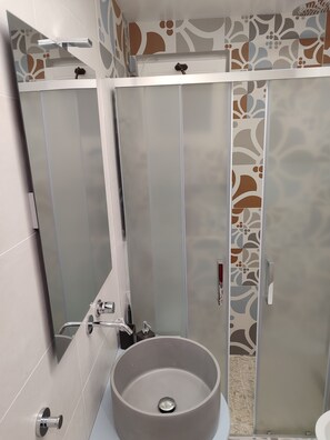 Douche, sèche-cheveux, bidet, serviettes fournies