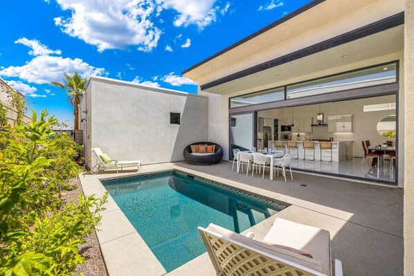 Een verwarmd zwembad