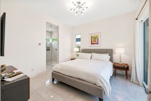 3 slaapkamers, een bureau, een strijkplank/strijkijzer, reisbedje