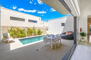 Een verwarmd zwembad