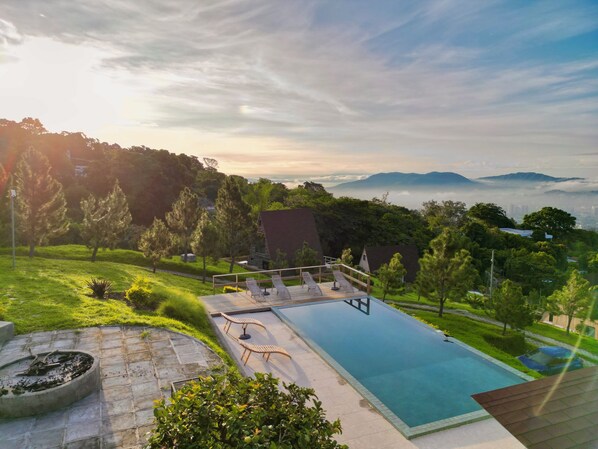 Outdoor pool - VIU Boutique Cabins (San Salvador)