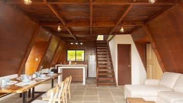 Chalet rustique Deluxe, 1 chambre, vue sur la ville, côté montagne | Aire de séjour | Téléviseur à écran plat, services de diffusion en continu