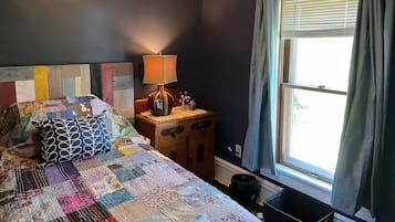 4 bedrooms, desk, iron/ironing board, travel cot