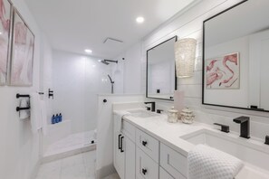 Shower, hair dryer, towels - "Summer Lovin" New Reno! Beachfront Condo, Pool, Stunning View, Tennis Courts (Miramar Beach)