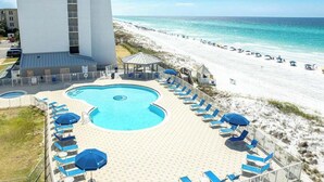 A heated pool - Summer Lovin’ Beachfront Condo, Pool, Tennis Courts (Miramar Beach)