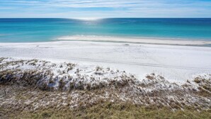 A beach with white sand and clear blue water. - Summer Lovin’ Beachfront Condo, Pool, Tennis Courts (Miramar Beach)