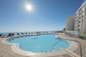 A heated pool - "Summer Lovin" Beachfront Condo, Pool, Beautiful Views, Tennis Courts (Miramar Beach)