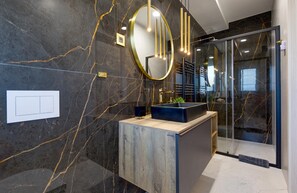 Shower, hair dryer, towels - Villa Bavigo in Marcana (Marcana)