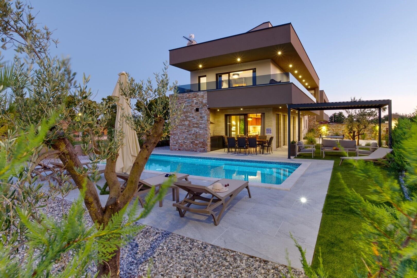 حمّام سباحة مُدفَّأ