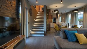A modern interior with a staircase leading to a kitchen and dining area. - Villa Bavigo in Marcana (Marcana)