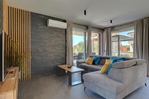 Fernseher, Tischfußball, Tischtennisplatte