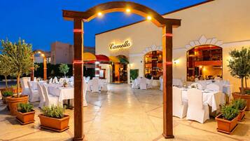 7 restaurants; breakfast, lunch, and dinner served