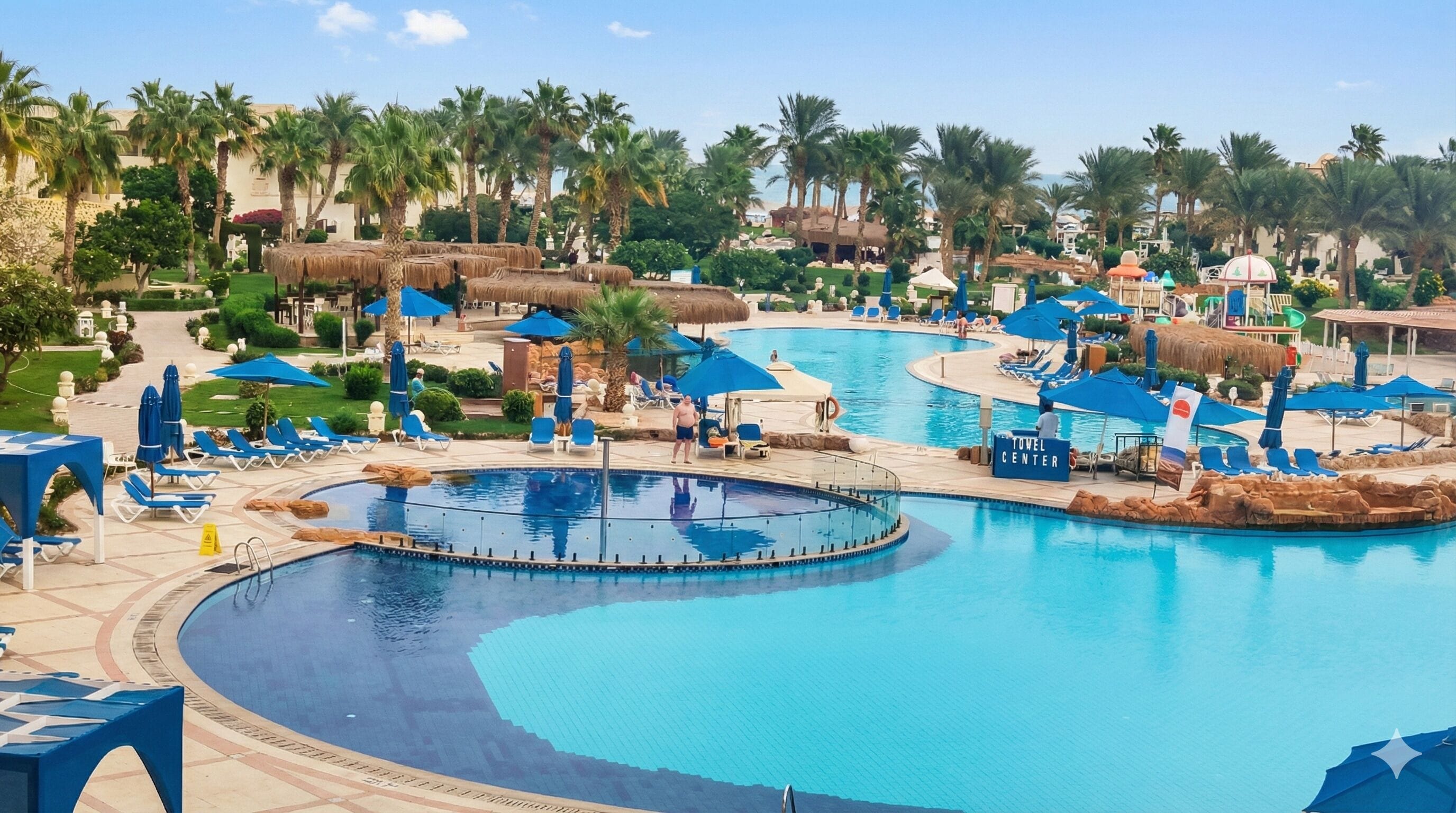 6 piscinas al aire libre, sombrillas, sillones reclinables de piscina