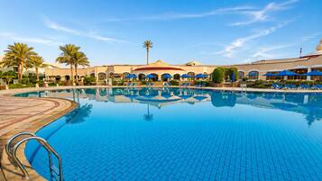 6 piscinas al aire libre, sombrillas, sillones reclinables de piscina
