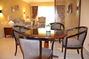 Senior Suite with Sea View | Living area | LED TV, ping pong