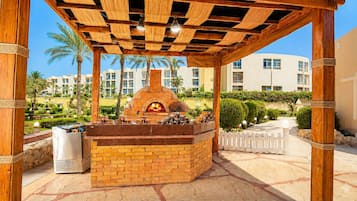7 restaurants, breakfast, lunch, dinner served; international cuisine