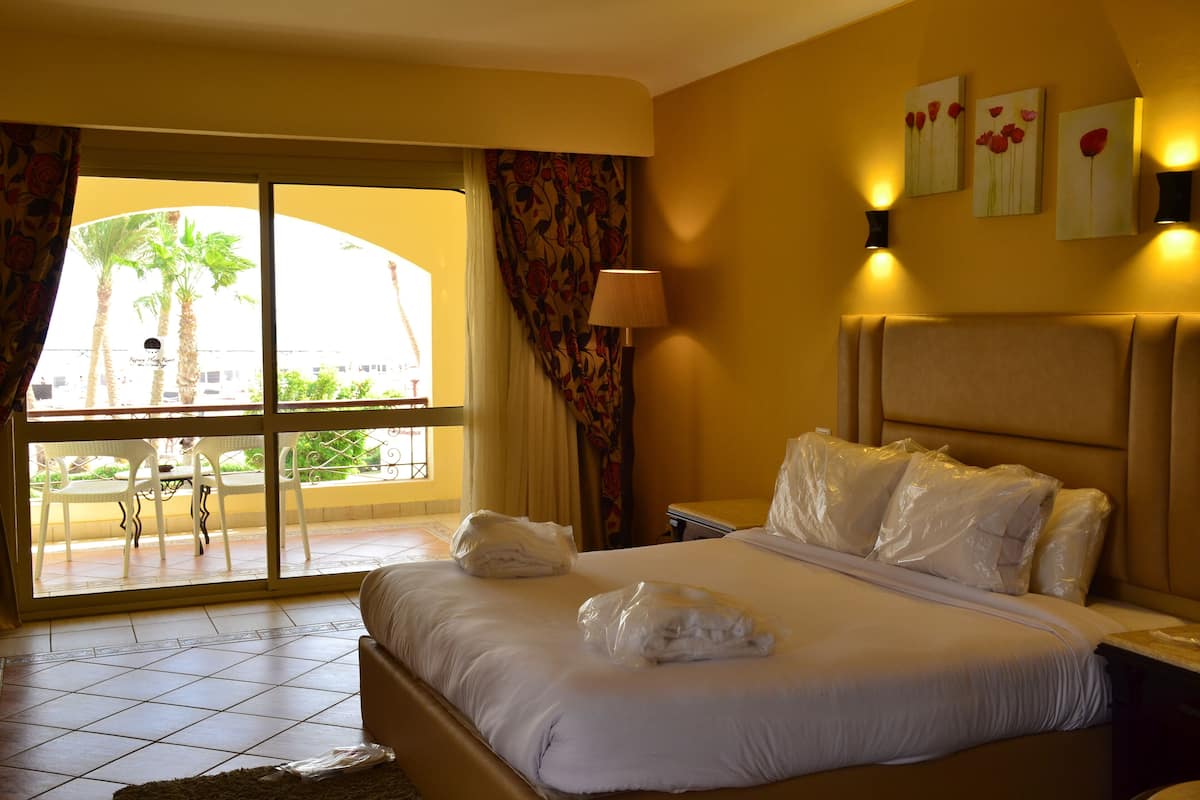 Junior Suite with Jacuzzi - Sea View | 1 habitación y ropa de cama de alta calidad