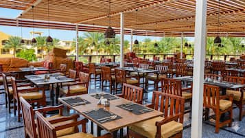 7 restaurants; breakfast, lunch, and dinner served