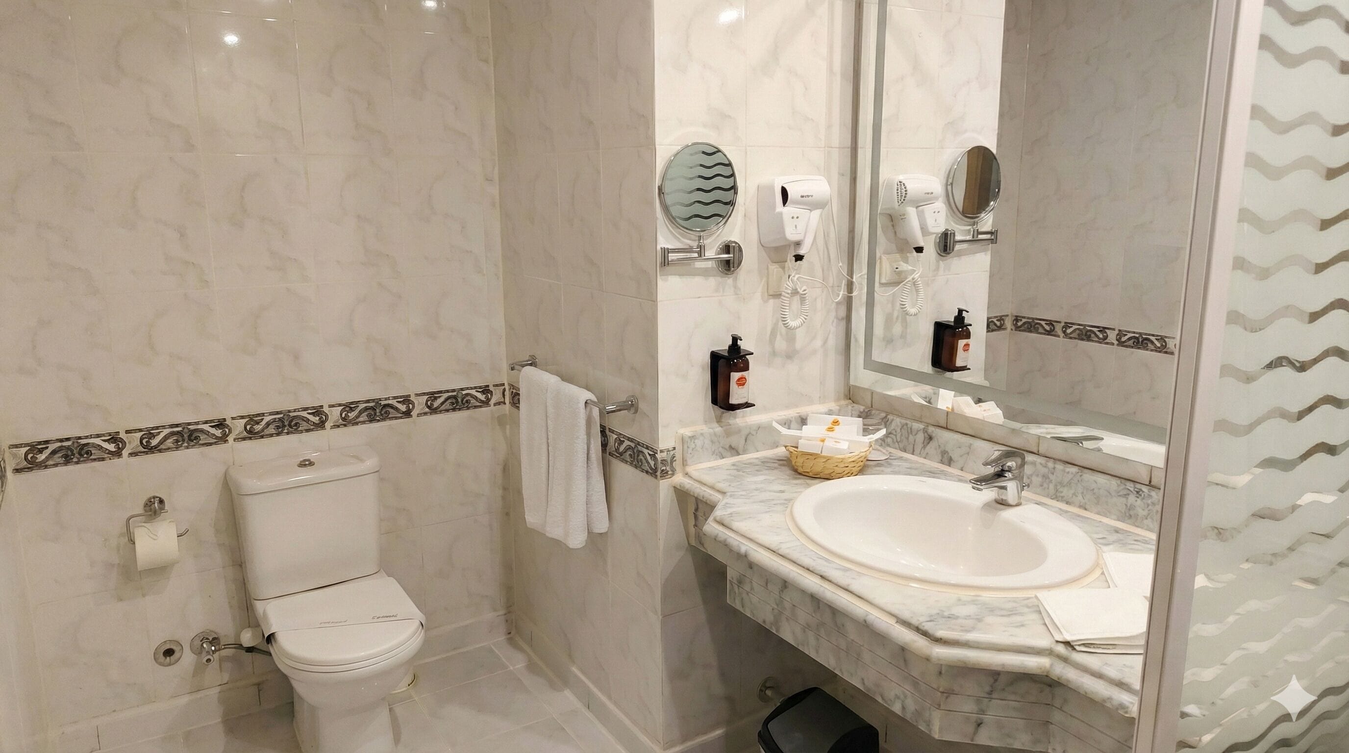 Cabezal de ducha tipo lluvia, artículos de tocador gratuitos