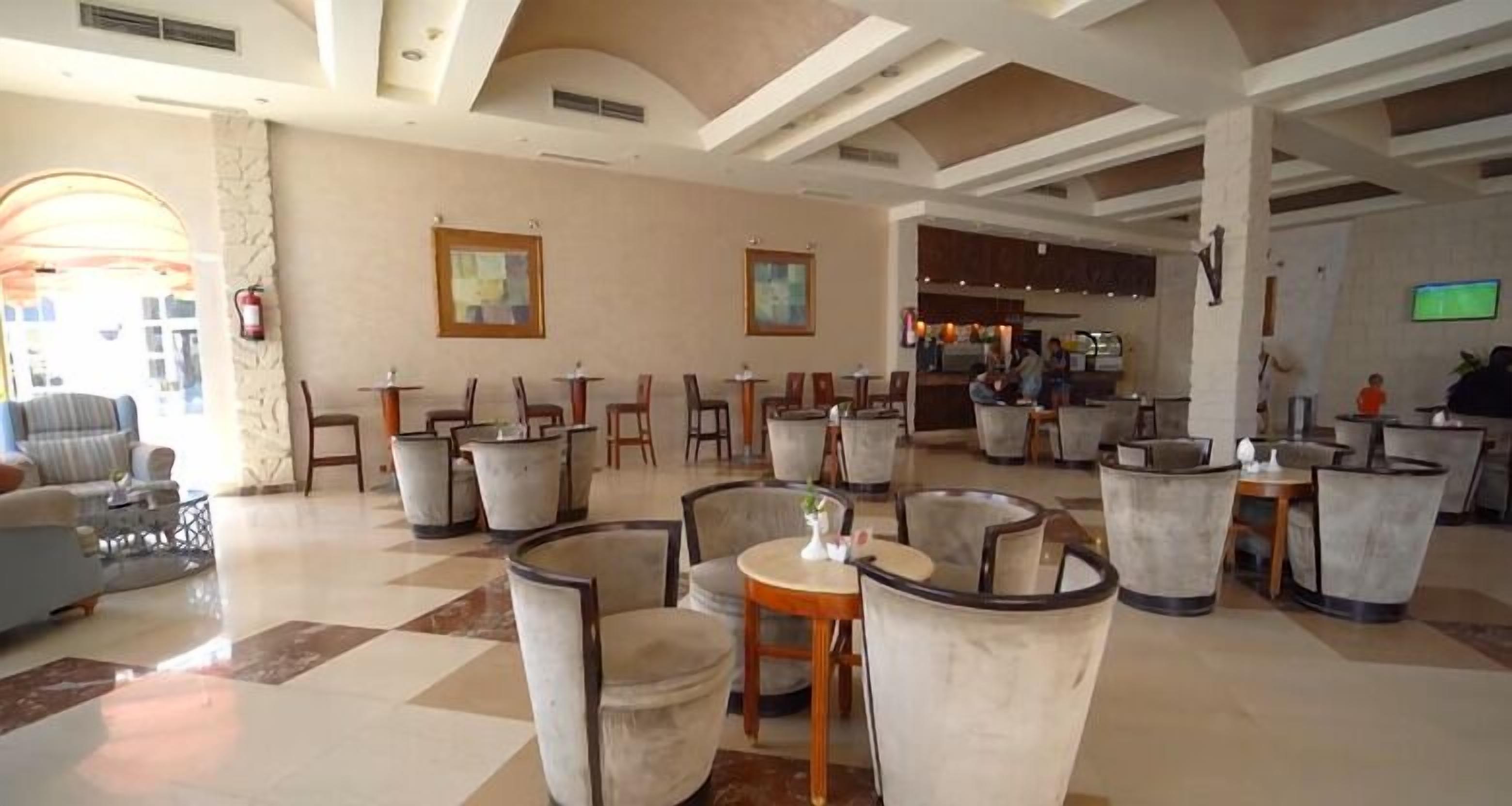 6 bar/lounge, 2 bar di kolam renang dan 2 bar tepi kolam renang