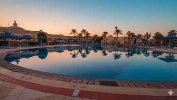 6 piscines extérieures, parasols de plage, chaises longues