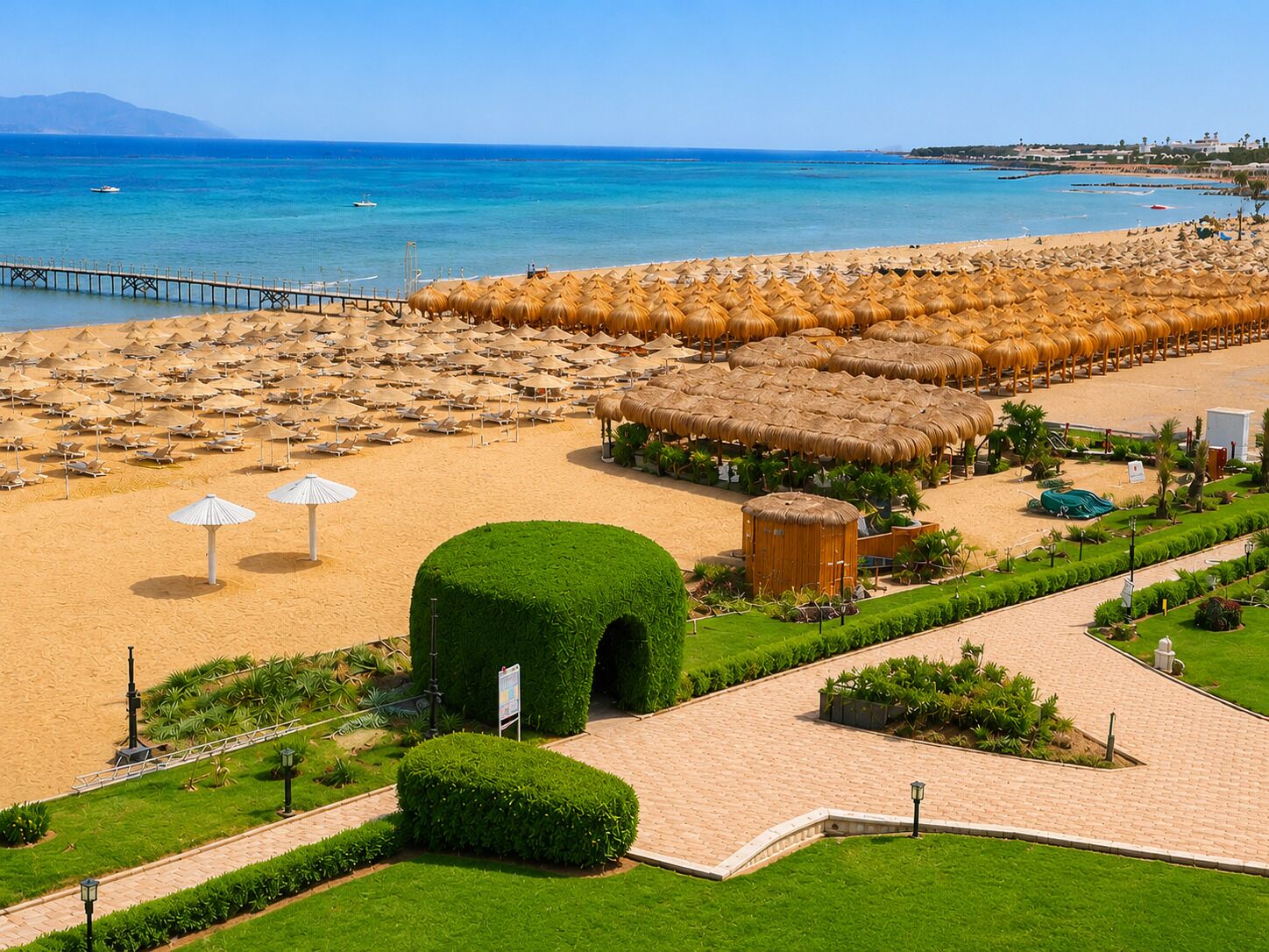 Plage privée, chaises longues, parasols, serviettes de plage