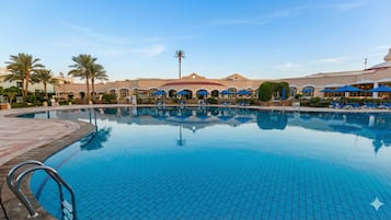 6 piscinas al aire libre, sombrillas, tumbonas