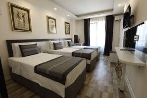 Standard Triple Room | Premium bedding, desk, laptop workspace, free WiFi - Askadar Çatı Otel (Istanbul)