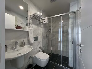 Shower, hair dryer, towels, soap - Askadar Çatı Otel (Istanbul)