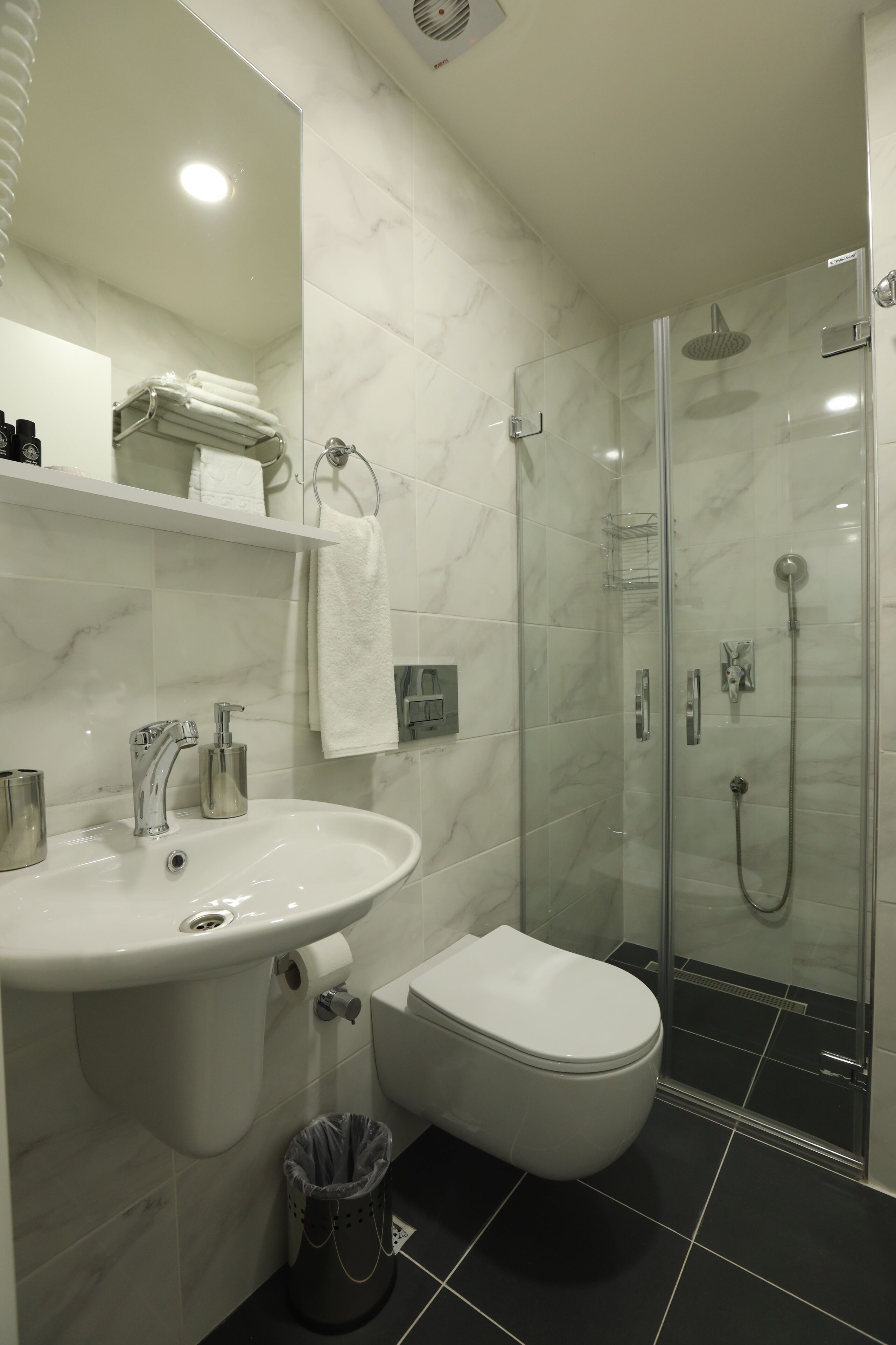 샤워 시설, 헤어드라이어, 타월, 비누