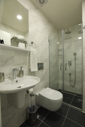 Shower, hair dryer, towels, soap - Askadar Çatı Otel (Istanbul)