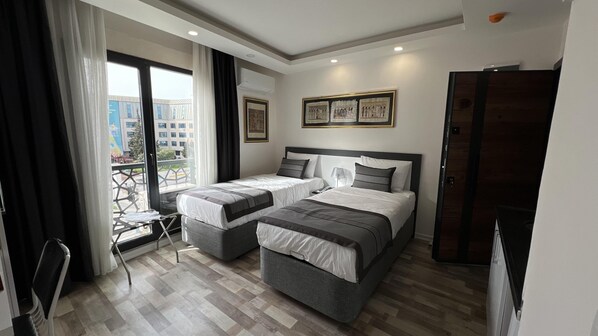 Kamar Twin Standar | Seprai premium, meja kerja, ruang kerja ramah laptop, dan Wi-Fi gratis