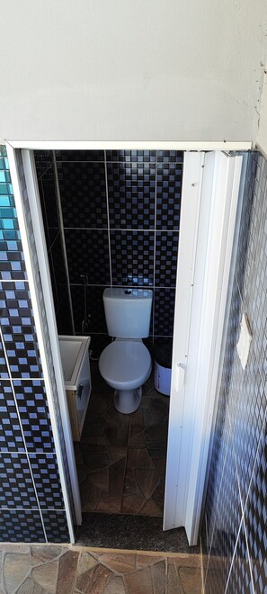 Regadera, bidet, jabón, papel de baño 
